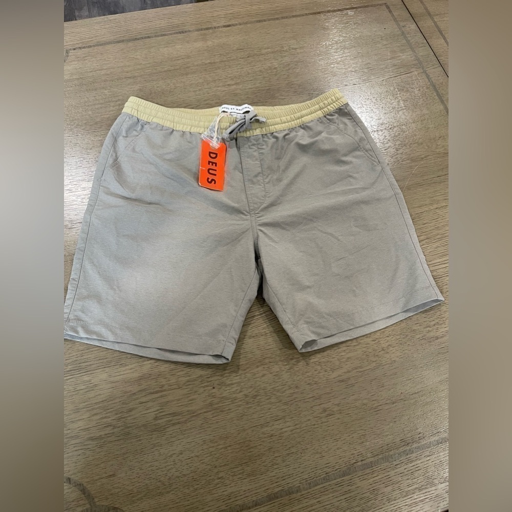 Deus Ex Machina Conway Short (L) Peat 2880